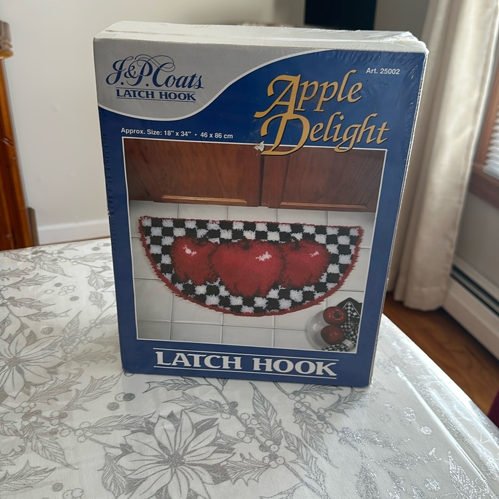 J & P Coats  Apple Delight hook rug craft kit brand new, makes an 18 x 32“ rug